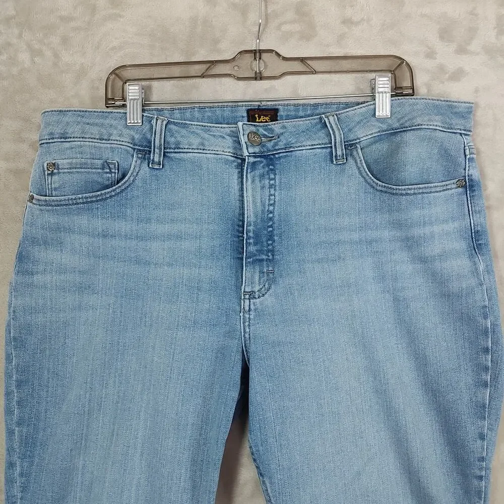 Lee Women's Mid-Rise Straight Leg Jeans Light Wash Size 18S Very Good Comdition